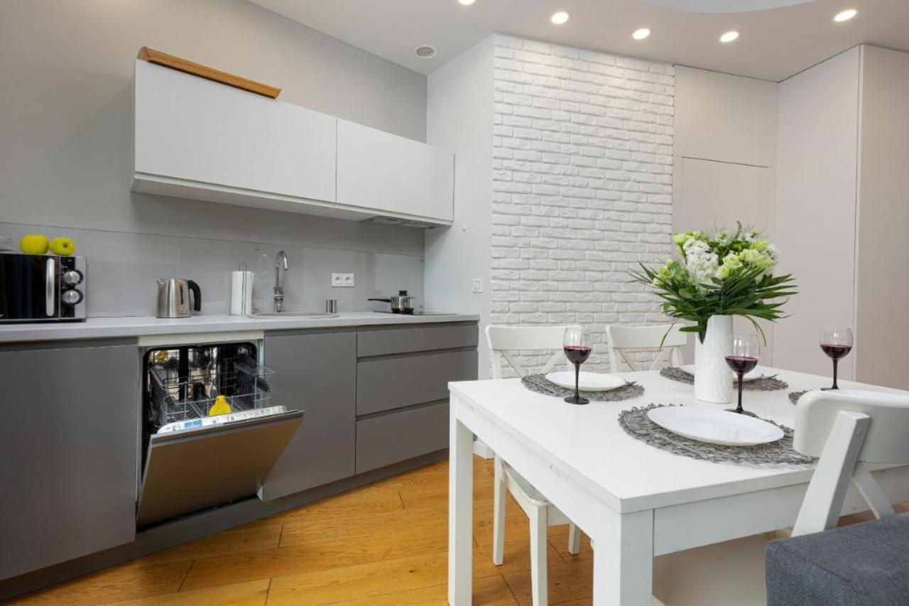 Modern Apartment With Pool Near Golden Terraces Варшава Екстериор снимка
