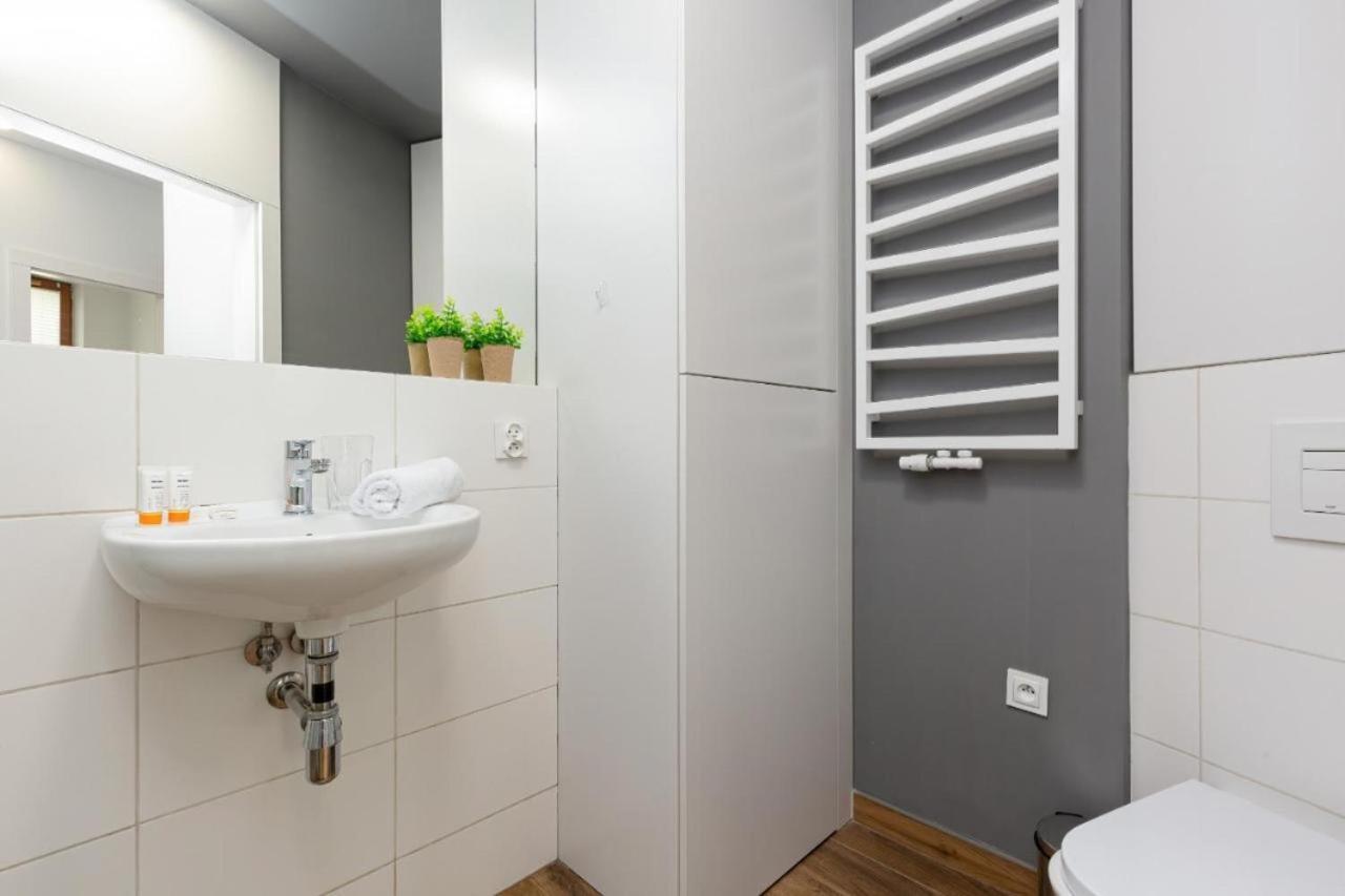 Modern Apartment With Pool Near Golden Terraces Варшава Екстериор снимка